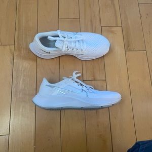 Nike women’s Air Zoom Pegasus - like new- white with silver swoosh